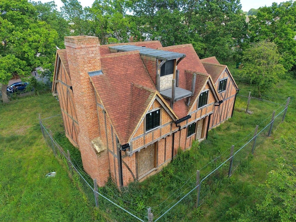 Lot: 15 - TUDOR-STYLE HOUSE IN NEED OF COMPLETION OCCUPYING OVER TWO ACRES - Rear aspect of property
